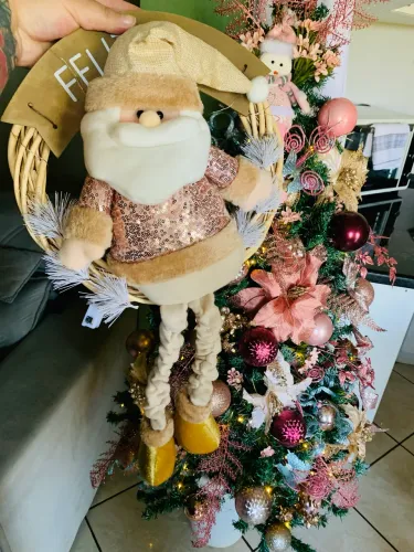 Árvore de Natal com pisca pisca e enfeites
