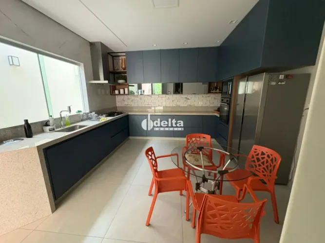 Casa residencial com 4 suítes disponível para locação no bairro Cidade Jardim em Uberlândi