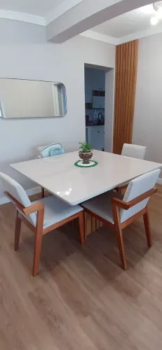 Mesa quadrada +4 cadeiras madeira maciça