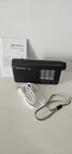 Rádio Retekess 3 faixas FM/AM/SW com bateria recarregável e lanterna.