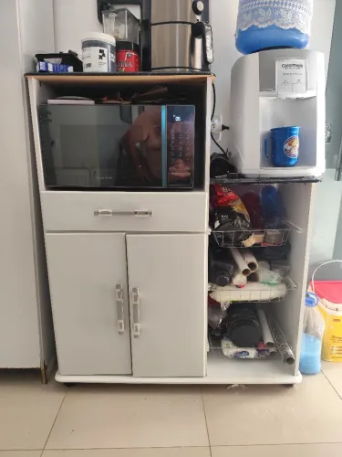 Armário para microondas, forno e bebedouro.