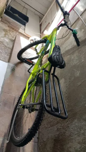 Bicicleta Aro 26 Verde Limão Completa (Com Bagageiro e Capa em Gel) - R$ 800