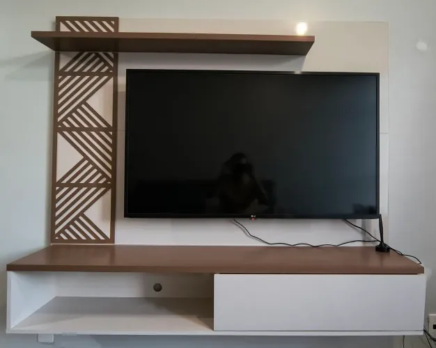 Painel de TV com rack suspenso
