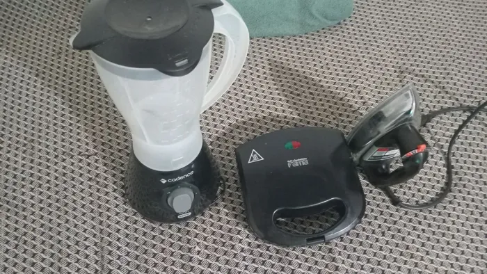 Vendo Liquidificador, Sanduicheira e Ferro de Passar