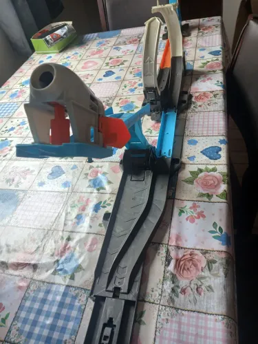 Pista Hot Wheels lançamento de foguete