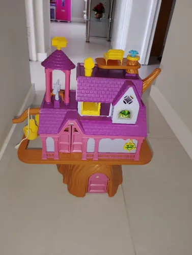 Vendo casinha da Barbie semi nova, bom Estado de uso.