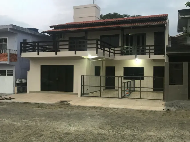 Casa no centro de Garopaba 3 dormitórios aluguel residencial anual