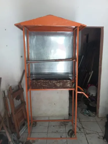Vende-se Churrasqueira Profissional c/ Rodinhas ideal para Negócio (Churrasquinho). 550,00