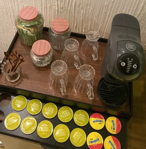 Dolce Gusto Gênios S + Móvel + Cápsulas + Xícaras