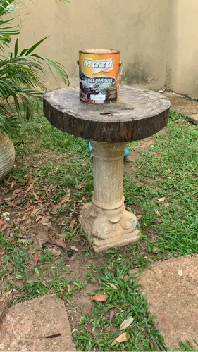 Vendo bolacha de madeira com base esculpida.