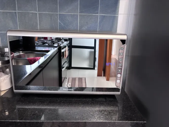Microondas Electrolux 31L Inox Espelhado com Painel Integrado e Função Tira Odor (MI41S)