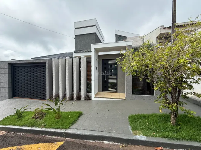 CASA SEMIMOBILIADA COM PISCINA E SAUNA À VENDA NO CONDOMÍNIO PORTAL DO LAGO EM APUCARANA