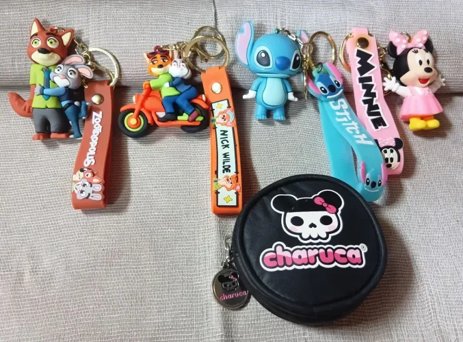 Kit chaveiros dois do filme ZOOTROPOLIS, um Stitch, um Minnie e um porta moeda charuca.