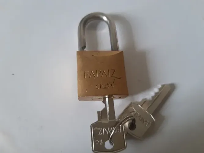 Cadeado pequeno Papaiz CR 25 com 2 chaves