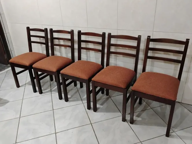 Cadeiras de madeira