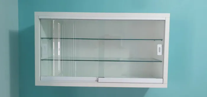 Armário suspenso branco com portas de vidro deslizantes em MDF
