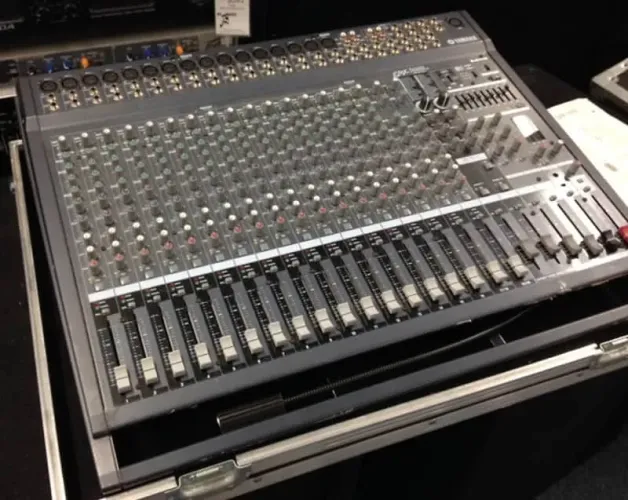 [IMPECÁVEL] Mesa de Som Amplificada Yamaha EMX5000-20(Revisada) + Case Rígido