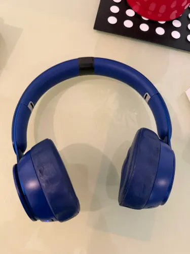 Fone Beats Solo com cancelamento de ruído.