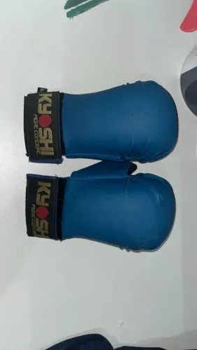 Luva de karatê azul da marca kyoshi