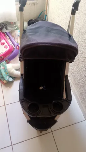 Carrinho de bebê preto 