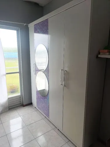 Guarda roupas e mesa (cada)