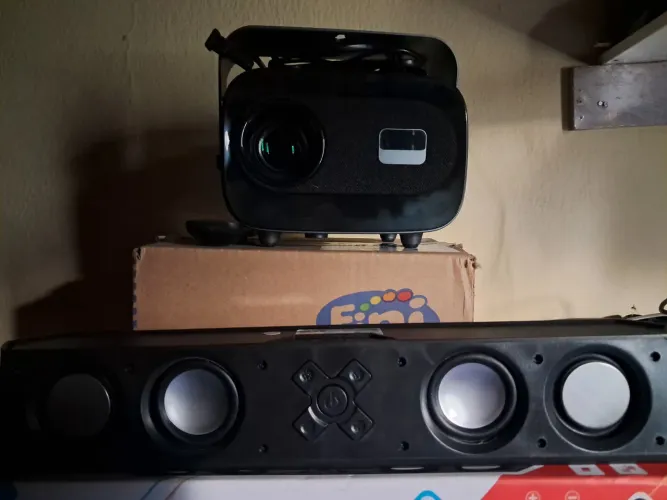Vendo projetor novo A10 na caixa mas a caixinha Bluetooth na caixa também r$ 190