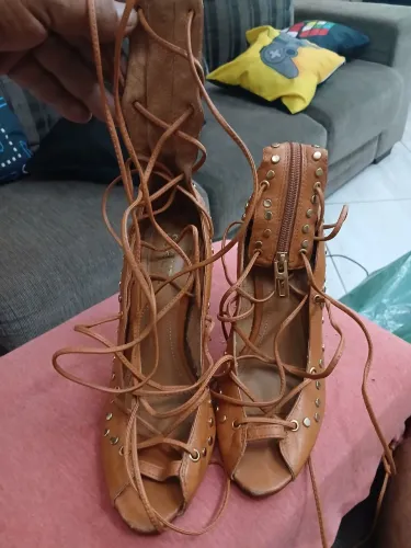 SANDÁLIA GLADIADORA SCHUTZ COURO CARAMELO COM SPIKES N37