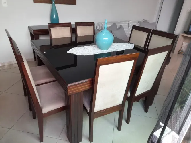 Mesa de Jantar 1.40 X 1.40 + 8 cadeiras + Aparador 1.20 X 0.40 Bom estado de Conservação.