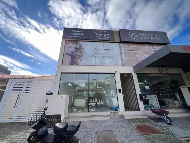Sala Comercial na Avenida principal da Praia dos Amores! Locação Anual!