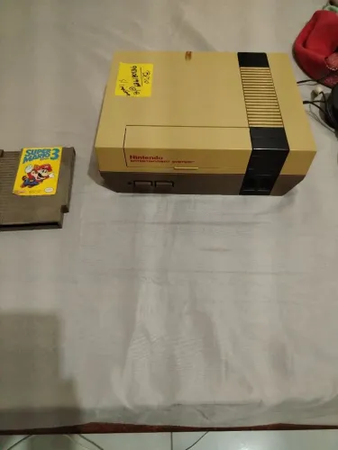 Nintendo original 8 bits, com cabos, fonte, dois controles originais e Mario 3 original.