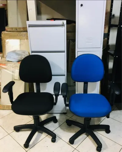 Cadeira secretária com braços acolchoada