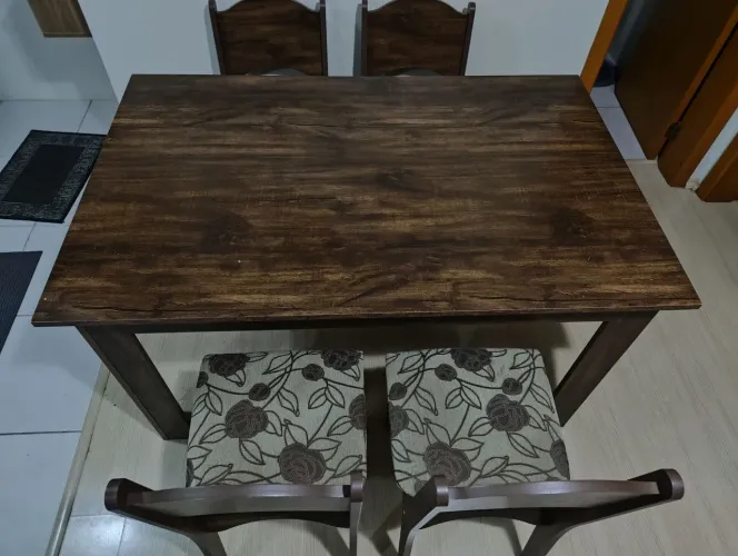 Mesa com 4 cadeiras