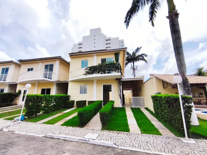 Casa duplex em Eusébio, excelente localização. O imóvel com 178m² de área construída, vara