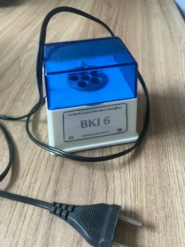 Mini incubadora para teste biológico