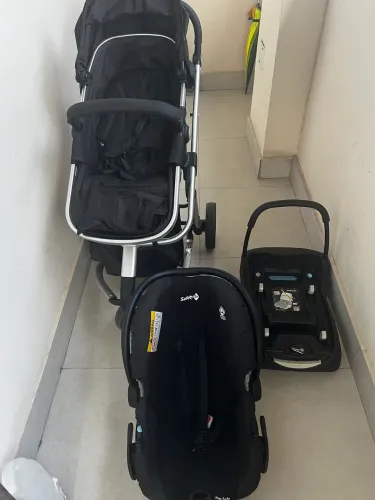 Carrinho Quinny Safety 1st mas bebê conforto e base.