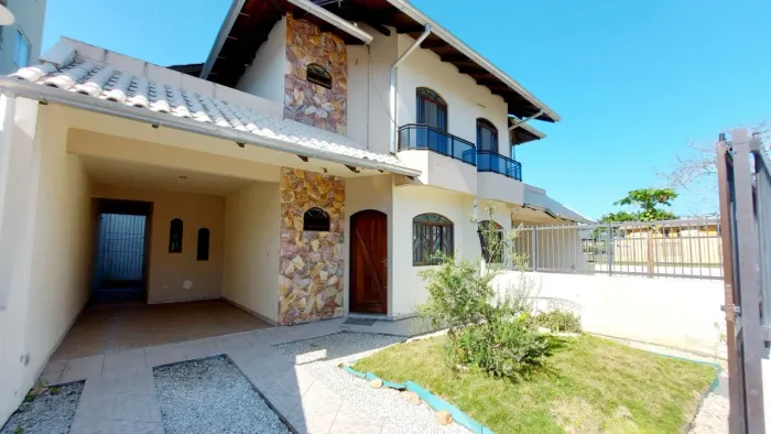 Casa para aluguel com 200 metros quadrados com 4 quartos em Bombas - Bombinhas - SC