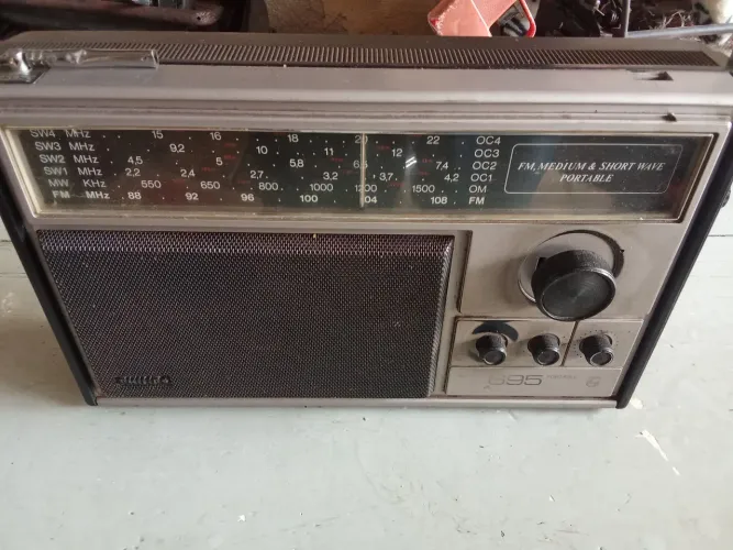 Rádio Philips Six Band 695