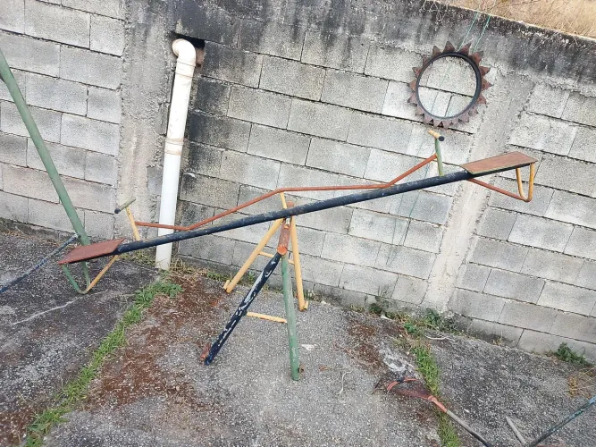 Brinquedo de ferro sobe e desce