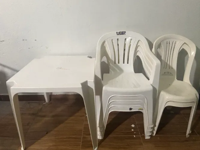 6 cadeiras e 1 mesa plástica 