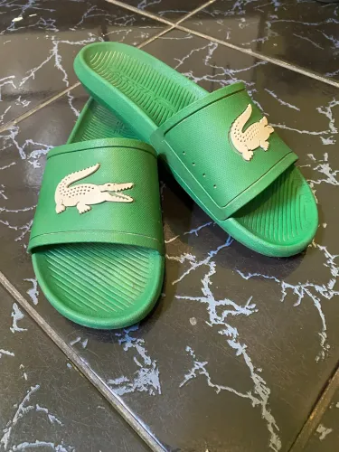 Chinelo Lacoste