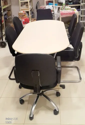 Mesa para reunião com 6 cadeiras completa