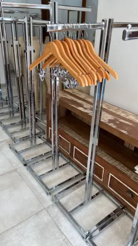araras de chao para loja de roupas