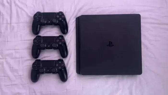 PS4 - SLIM COM 2 CONTROLES ORIGINAIS