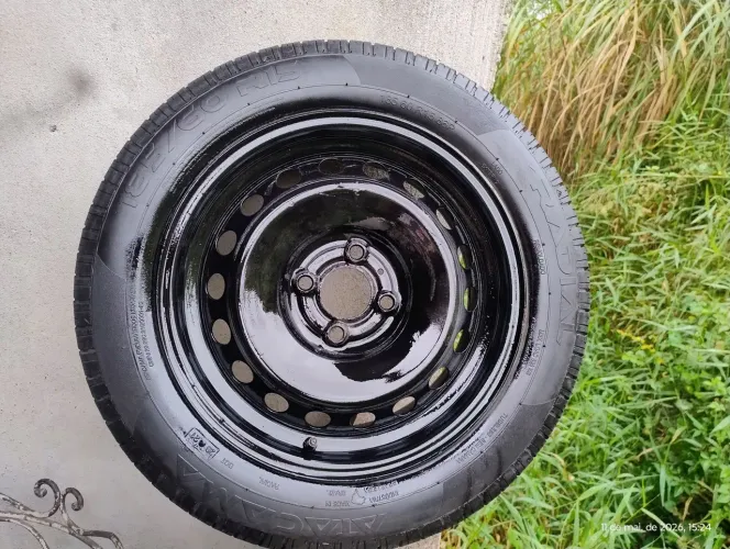 Dois pneus  com aro 4 furos 185/60/15r completos 