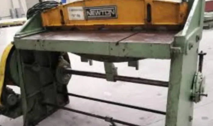 Guilhotina industrial para o corte de chapa de aço