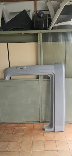 Lateral cabine simples ATEGO/AXOR LADO ESQ