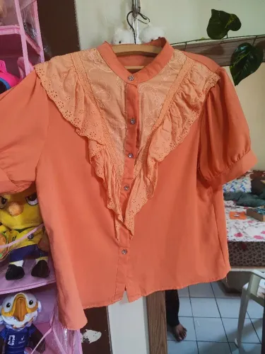 Blusa Feminina Social Manga Bufante com Babado em Laise -