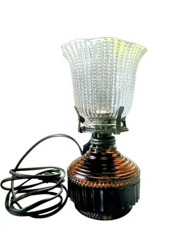 Lamparina antiga adaptada para luz elétrica 