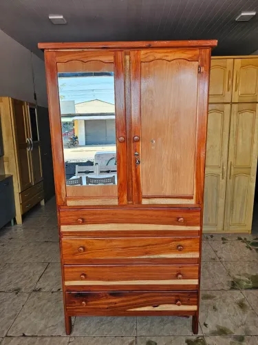Guarda roupa conservado de macacauba