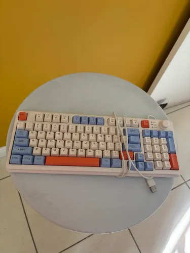Teclado com luz RGB